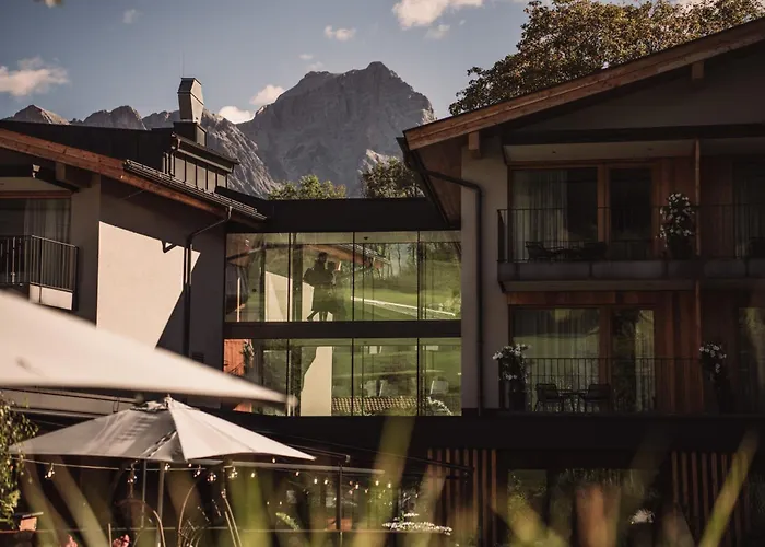 Wellness und Brunch Hotel MorgenZeit beheizter Naturteich Genuss Frühstück bis 13 Uhr Hochkönig Sommercard
